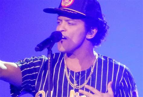 Does Bruno Mars Write His Own Music: A Dive into the Creative Process